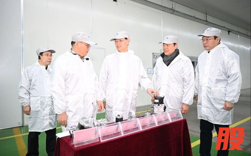 许昆林在阜新德尔汽车部件股份有限公司，察看装配车间和生产线。