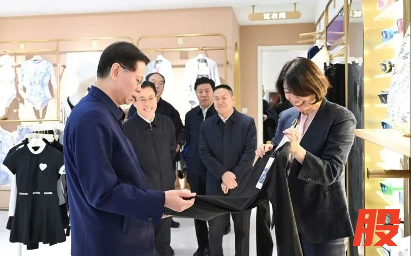 许昆林在辽宁英华纺织服饰集团有限公司，了解泳装研发设计销售等情况。