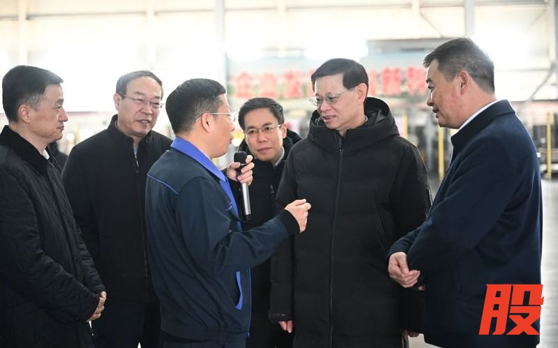 许昆林在营口金龙集团，倾听回应企业诉求。